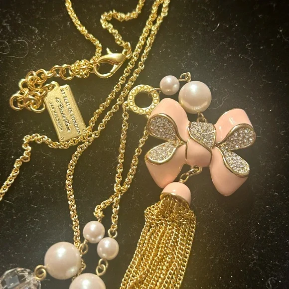 MY FLAT IN LONDON NECKLACE with Bow Tassel Pearls - Picture 8 of 12